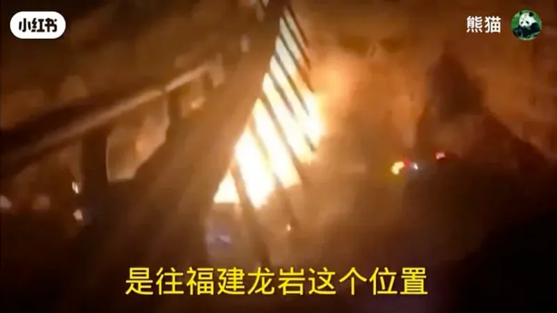 السيارات سقطت بركابها في الوادي.. فيديو يظهر لحظة انهيار طريق جبلي في الصين