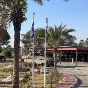 جيش الاحتلال يقتحم معبر رفح ويرفع الأعلام الإسرائيلية