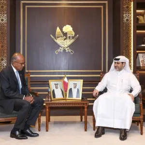 محافظ مصرف قطر المركزي يجتمع مع وزير الشؤون الداخلية السنغافوري