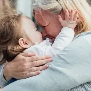 السويد تقر رسميًا دفع رواتب للأجداد ليقوموا برعاية أحفادهم