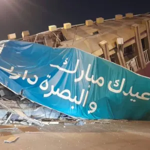 بالفيديو.. انهيار جسر للمشاة في البصرة بسبب حادث مروري