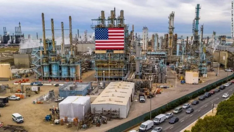 تراجع مخزونات النفط الأمريكية بأكثر من التوقعات