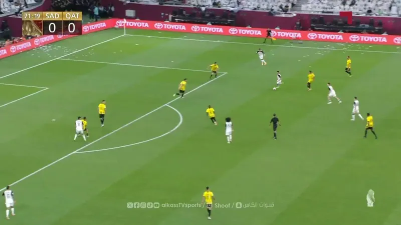 الدقيقة 72 : ساطع العباسي حارس مرمى نادي قطر يتصدى ببراعة لتسديدة بلاتا لاعب السد