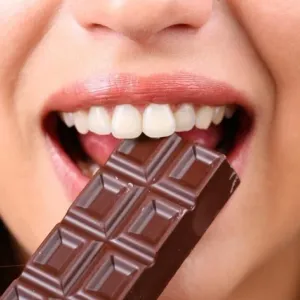 أطعمة تضر أسنانك أكثر من الحلوى.. نأكلها يوميا وتصيبك بـ«ثقوب» في فمك