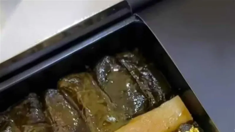 وجبة "ورق عنب" مطلية بالذهب بأحد مطاعم الكويت! (فيديو)