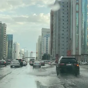 شرطة أبوظبي تدعو السائقين إلى الالتزام بالقيادة الآمنة وتدابير السلامة
