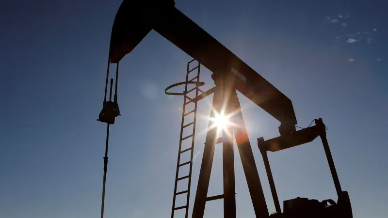 لماذا تنخفض أسعار النفط رغم توترات الشرق الأوسط؟