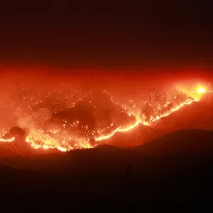 بالصور: نار موقدة.. البرق يشعل جحيماً في هذه الولاية الأمريكية