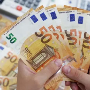 تلميحات البنك الأوروبي تهوي باليورو لأدنى مستوى منذ منتصف العام الماضي