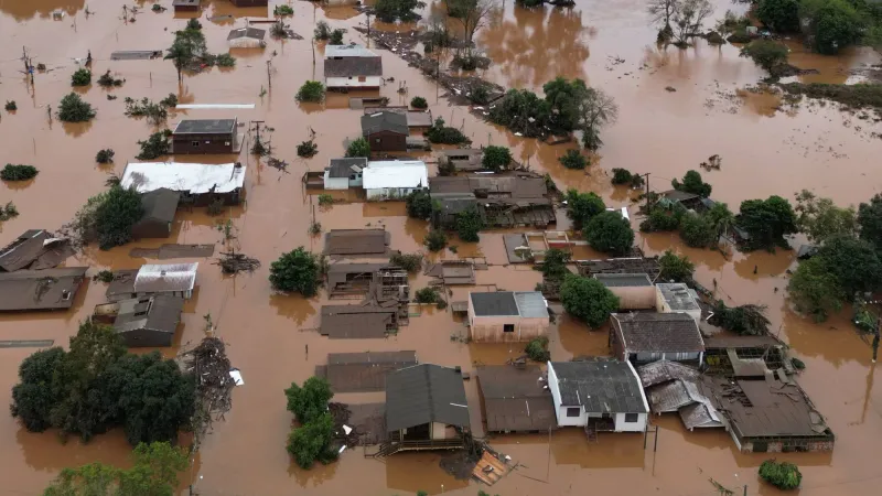 56 قتيلاً وعشرات المفقودين جراء فيضانات دمرت مئات القرى والجسور والمحطات الحرارية بجنوب البرازيل