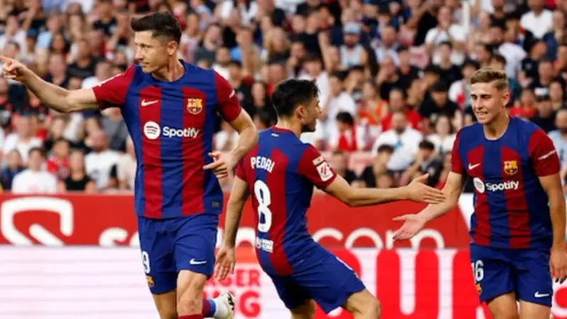 برشلونة يودع تشافي بالفوز على إشبيلية في ختام الدوري الإسباني