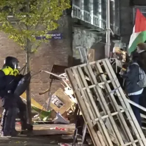 شاهد: الشرطة الهولندية تعتقل عشرات الطلاب الداعمين لغزة وتفض اعتصام جامعة أمستردام بالقوة