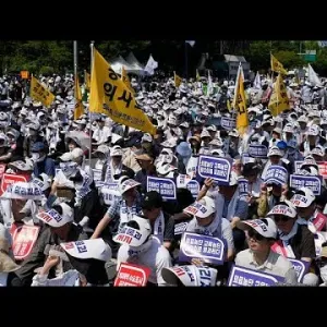 فيديو. كوريا الجنوبية: إضراب الأطباء ضد زيادة عدد طلبة الطب في البلاد …