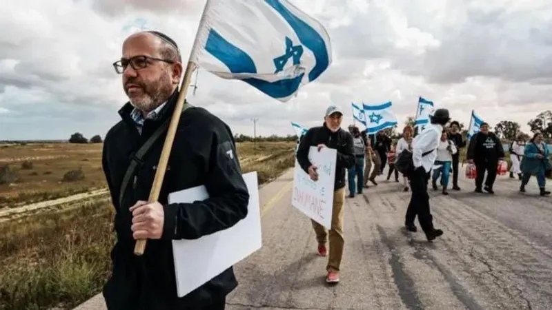 صراع بين نشطاء إسرائيليين بشأن قوافل المساعدات المتجهة إلى غزة