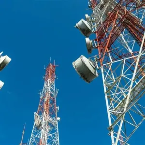 البيئة للسومرية: إجراءات قضائية صارمة تجاه شركات الاتصالات المخالفة لتعليمات نصب الأبراج