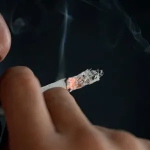 هل تؤثر مواقع التواصل على زيادة التدخين لدى المراهقين؟