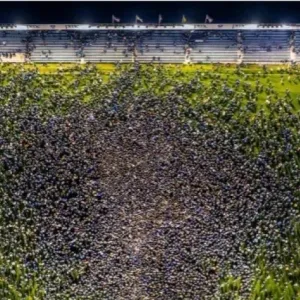 صورة مرعبة.. آلاف المشجعين الإنجليز يقتحمون ملعبا لضرب لاعب