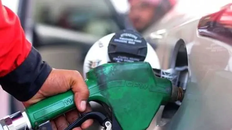 توصيل وإعادة بيع الوقود خارج المحطات إلى المستهلكين