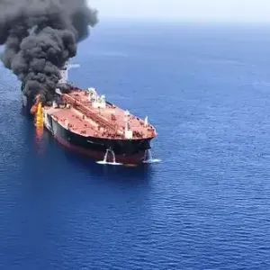 الحكومة اليمنية تستنجد بالعالم لتفادي كارثة سفينة