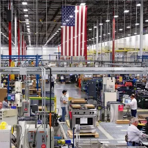 قطاع الصناعات التحويلية في أميركا يواصل الانكماش للشهر الثالث في يونيو