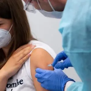 تعويضات قد تصل لملايين.. أسترازينيكا تعترف: اللقاح تسبب في وفيات وأمراض خطيرة