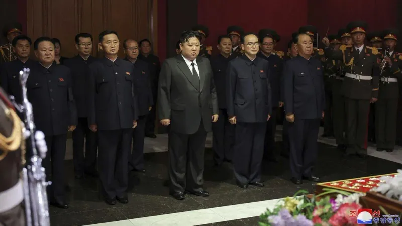 فيديو: ملقيًا التراب بيديه على التابوت... زعيم كوريا الشمالية يحضر جنازة مسؤول الدعاية كيم كي نام https://arabic.euronews.com/2024/05/10/kim-jong-un-...