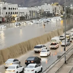 شاهد: السيول تغرق شارع السلام في المدينة المنورة وتعرقل حركة المرور 