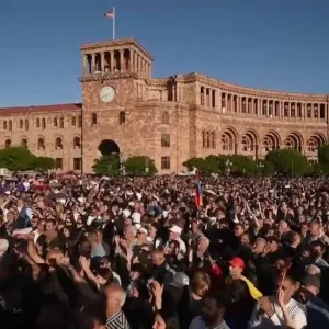 شاهد: مظاهرات غاضبة في أرمينيا تطالب رئيس الوزراء بالاستقالة على خلفية ترسيم الحدود مع أذربيجان https://arabic.euronews.com/2024/05/10/armenia-protest...