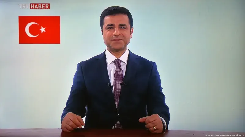 تركيا.. السجن 42 عاماً للسياسي الكردي صلاح الدين دميرتاش