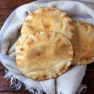 طريقة الخبز العربي بالفرن وبدون فرن ونصائح هامة