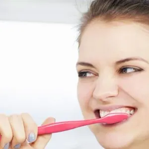 تحذير من تصرف شائع يسبب انتشار البكتيريا على فرشاة الأسنان