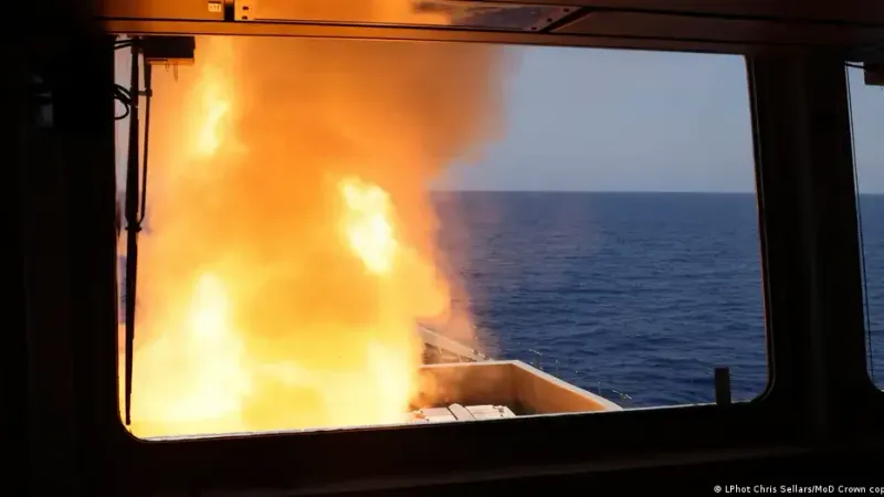 تضرر ناقلة نفط إثر هجوم شنّه الحوثيون عليها في البحر الأحمر