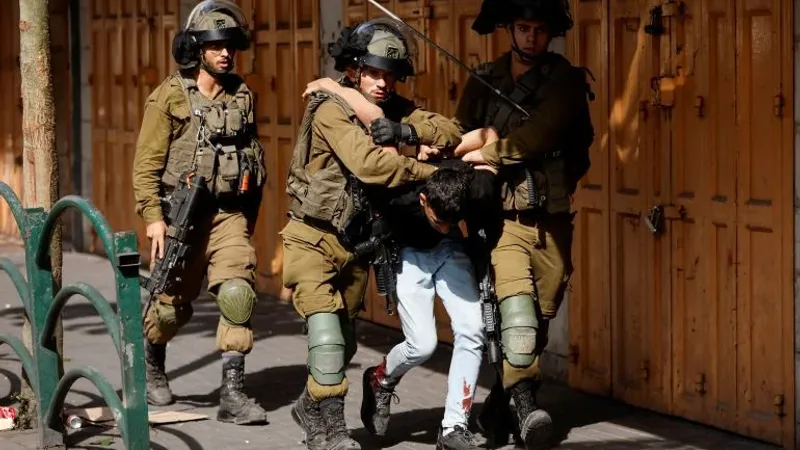 قوات الاحتلال تعتقل (25) فلسطينيا من الضفة وارتفاع عدد المعتقلين إلى (8575) معتقلا