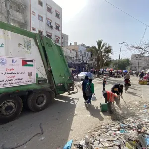 "العربية الدولية للإعمار في فلسطين" تنفذ مشروعا لتنظيف النفايات من شوارع مدينة غزة