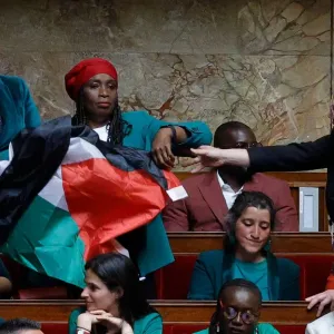 جلبة في البرلمان الفرنسي بعد رفع العلم الفلسطيني مجددا