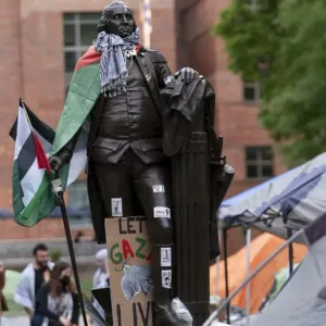 الناشطون المؤيدون للفلسطينيين يواصلون الاحتجاجات في جامعة كولومبيا للمطالبة بوقف إطلاق النار في غزة https://arabic.euronews.com/2024/04/27/pro-palesti...