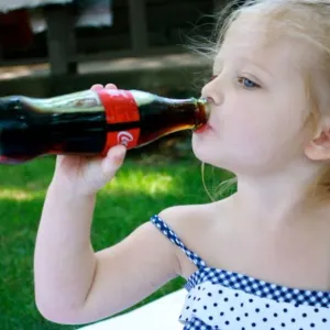 دراسة حديثة: شرب الأطفال المياه الغازية يسبب زيادة الوزن في العشرينات