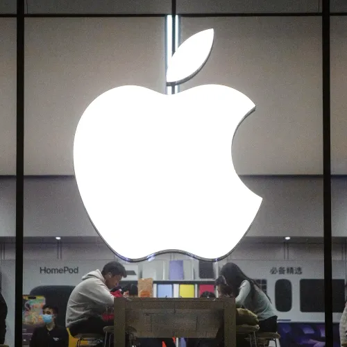 شركة Apple تعلن عن أكبر عملية إعادة شراء للأسهم بقيمة 110 مليار دولار مع انخفاض مبيعات iPhone بنسبة 10%