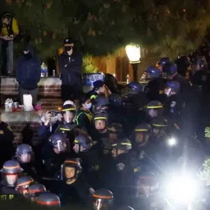الشرطة تتحرك لفض مخيم احتجاج على حرب غزة بجامعة كاليفورنيا