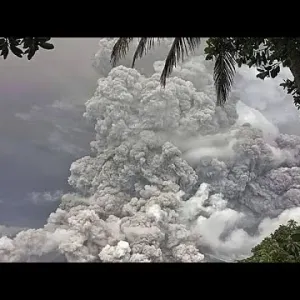 السلطات تجلي السكان بعد ثوران بركان جبل روانغ في إندونيسيا