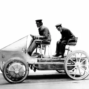قصة صورة أول سيارة هجينة في العالم صممتها بورشه