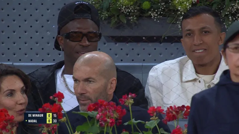 فينيسيوس جونيور وزين الدين زيدان متواجدين لمشاهدة مباراة النجم الإسباني رافاييل نادال في بطولة مدريد للماسترز للتنس