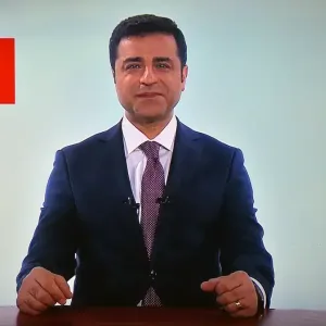 تركيا.. السجن 42 عاماً للسياسي الكردي صلاح الدين دميرتاش