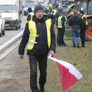 المزارعون البولنديون ينظمون اعتصامًا في البرلمان بوارسو ضد واردات أوكرانيا ولوائح الاتحاد الأوروبي