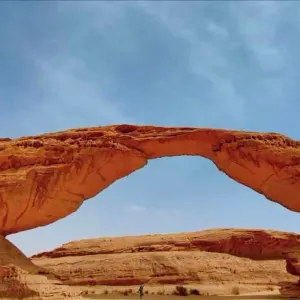 أعجوبة العُلا.. شاهد صخرة "قوس قزح" تتربع في صحراء السعودية