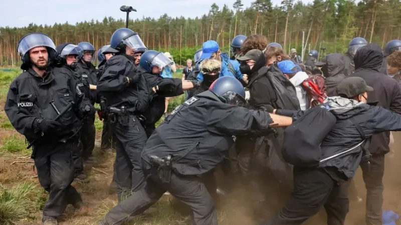 ألمانيا.. محتجون يحاولون اقتحام مصنع "تسلا" ويشتبكون مع الشرطة