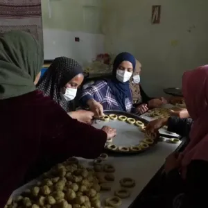شاهد: غزاويات يحاولن صنع الكعك في عيد يحرمون فيه من شتى مظاهر الحياة