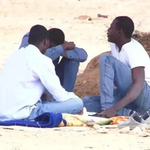 تونس.. اندلاع صدامات بين الشرطة ومهاجرين أثناء محاولة إزالة مخيماتهم
