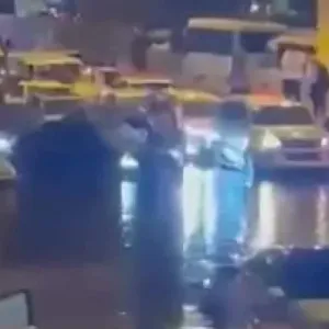 عاصفة عنيفة تغرق دبي.. مشهد غير مسبوق لطائرة تقلع وسط السيول
