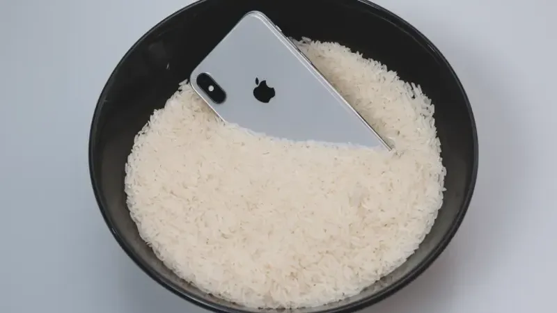 تحذير من آبل: لا تستخدم الأرز لتجفيف الآيفون من الماء